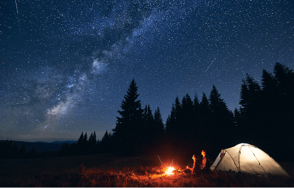 Noche estrellada y campamento en la montaña